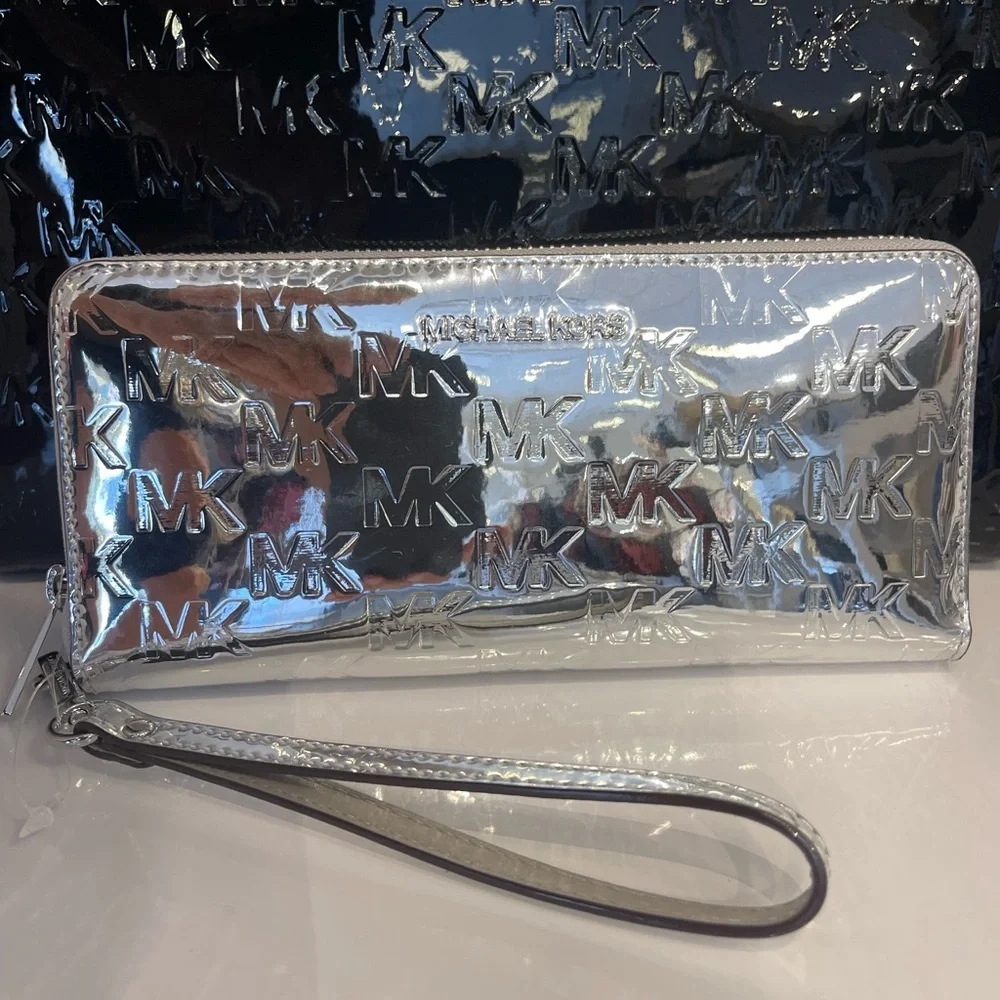 MICHAEL KORS Jet Set Larg Patent Logo Debossed Continental Wallet Wristlet Phone